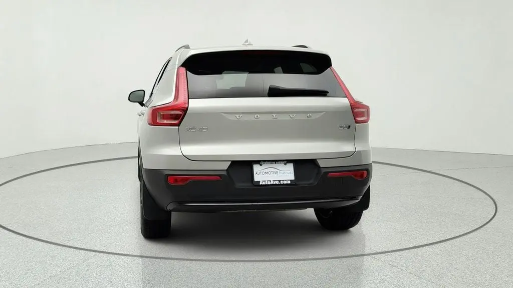 2025 Volvo XC40 B5 Ultra Dark Theme