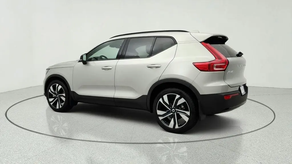2025 Volvo XC40 B5 Ultra Dark Theme