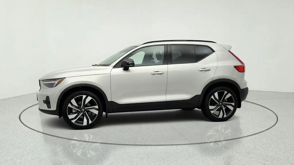 2025 Volvo XC40 B5 Ultra Dark Theme