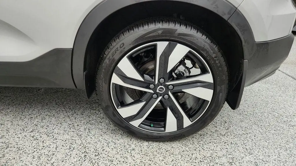 2025 Volvo XC40 B5 Ultra Dark Theme