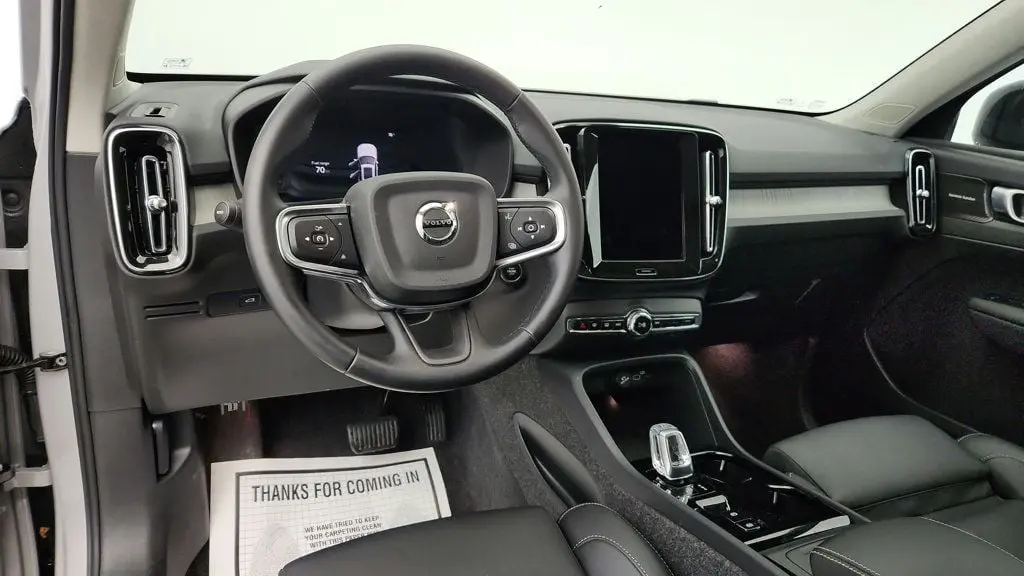2025 Volvo XC40 B5 Ultra Dark Theme