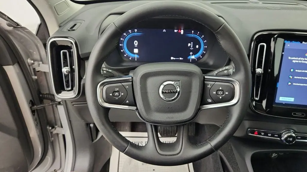 2025 Volvo XC40 B5 Ultra Dark Theme