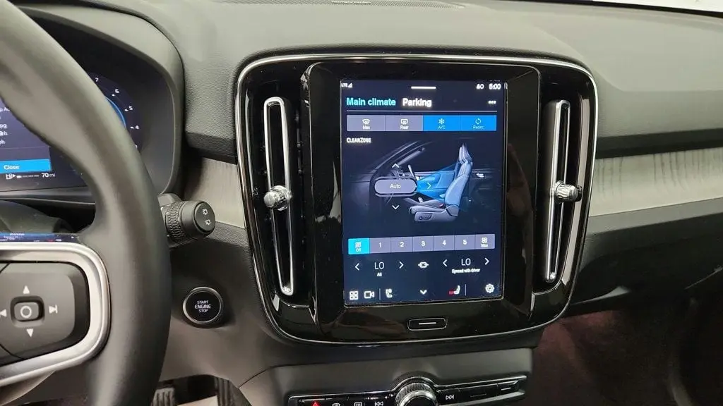 2025 Volvo XC40 B5 Ultra Dark Theme