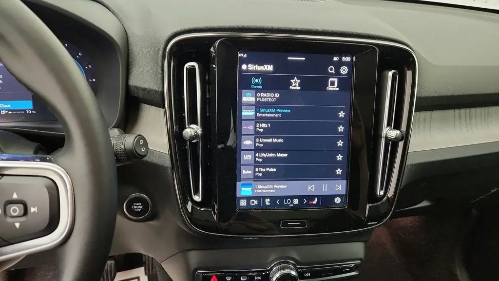 2025 Volvo XC40 B5 Ultra Dark Theme