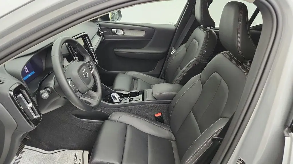 2025 Volvo XC40 B5 Ultra Dark Theme