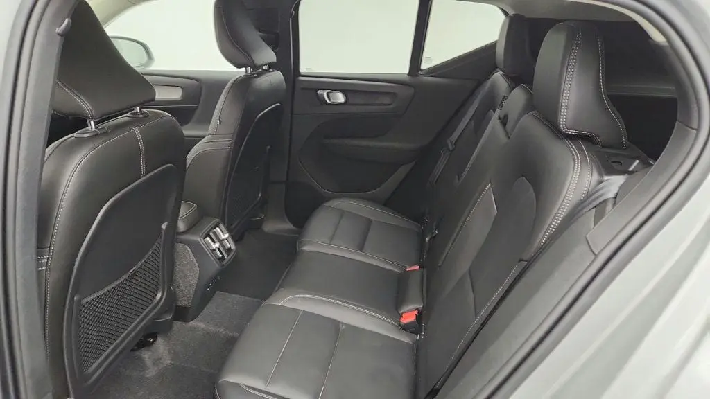 2025 Volvo XC40 B5 Ultra Dark Theme