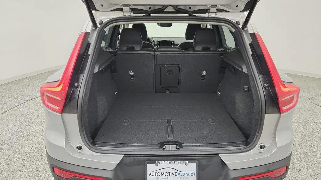 2025 Volvo XC40 B5 Ultra Dark Theme