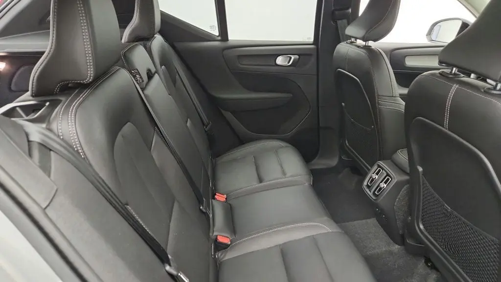 2025 Volvo XC40 B5 Ultra Dark Theme