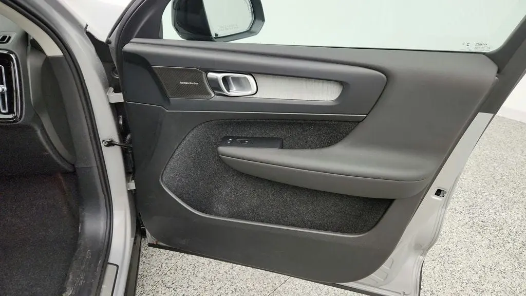 2025 Volvo XC40 B5 Ultra Dark Theme