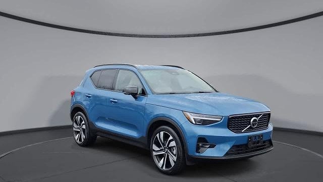 2025 Volvo XC40 B5 Ultra Dark Theme
