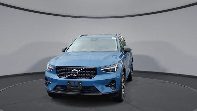 2025 Volvo XC40 B5 Ultra Dark Theme