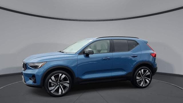 2025 Volvo XC40 B5 Ultra Dark Theme