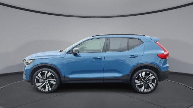 2025 Volvo XC40 B5 Ultra Dark Theme