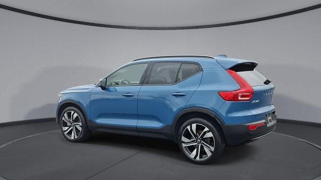 2025 Volvo XC40 B5 Ultra Dark Theme