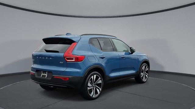 2025 Volvo XC40 B5 Ultra Dark Theme