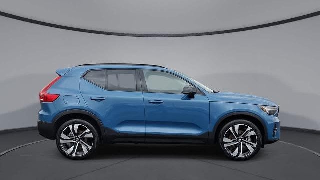 2025 Volvo XC40 B5 Ultra Dark Theme