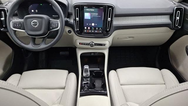 2025 Volvo XC40 B5 Ultra Dark Theme