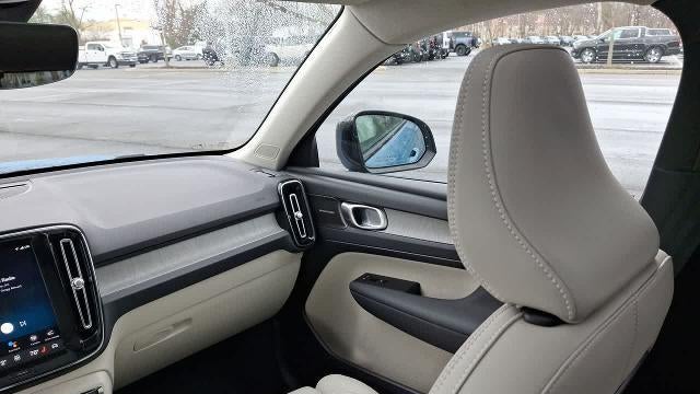 2025 Volvo XC40 B5 Ultra Dark Theme