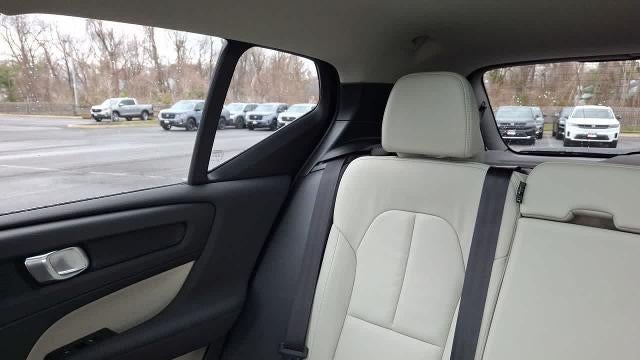 2025 Volvo XC40 B5 Ultra Dark Theme
