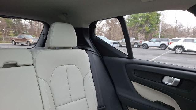 2025 Volvo XC40 B5 Ultra Dark Theme