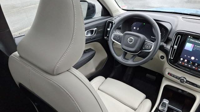 2025 Volvo XC40 B5 Ultra Dark Theme