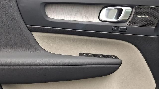 2025 Volvo XC40 B5 Ultra Dark Theme