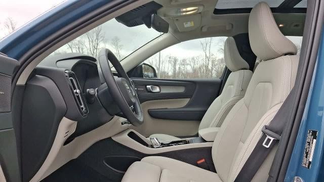 2025 Volvo XC40 B5 Ultra Dark Theme