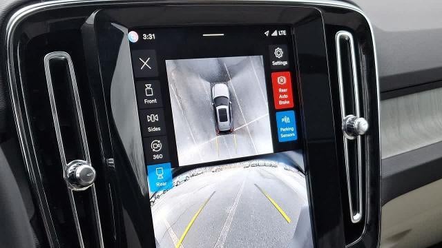 2025 Volvo XC40 B5 Ultra Dark Theme