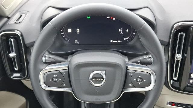 2025 Volvo XC40 B5 Ultra Dark Theme