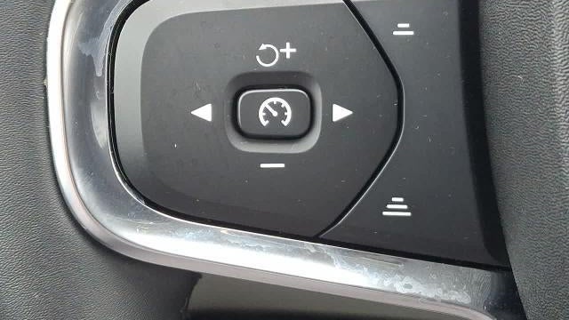 2025 Volvo XC40 B5 Ultra Dark Theme