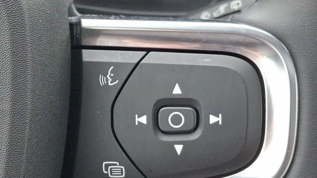 2025 Volvo XC40 B5 Ultra Dark Theme