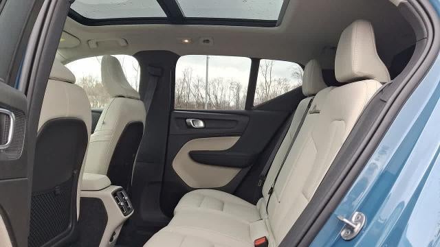 2025 Volvo XC40 B5 Ultra Dark Theme