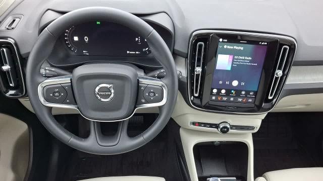 2025 Volvo XC40 B5 Ultra Dark Theme