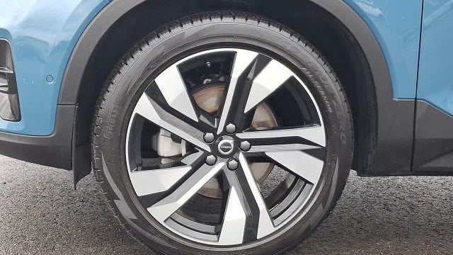 2025 Volvo XC40 B5 Ultra Dark Theme