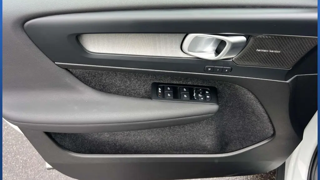 2026 Volvo XC40 B5 Ultra