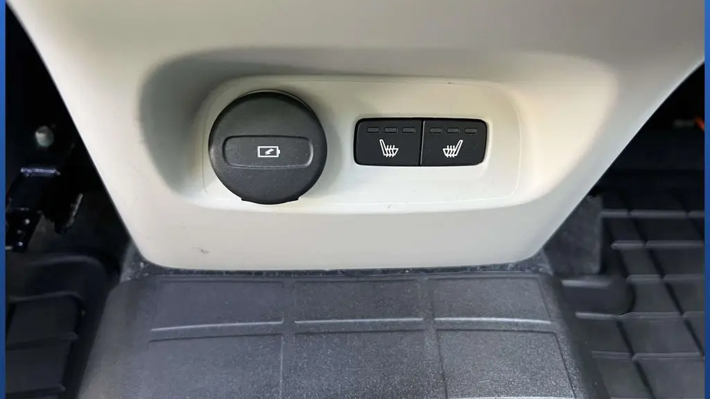 2023 Volvo XC40 B5 Plus Bright Theme