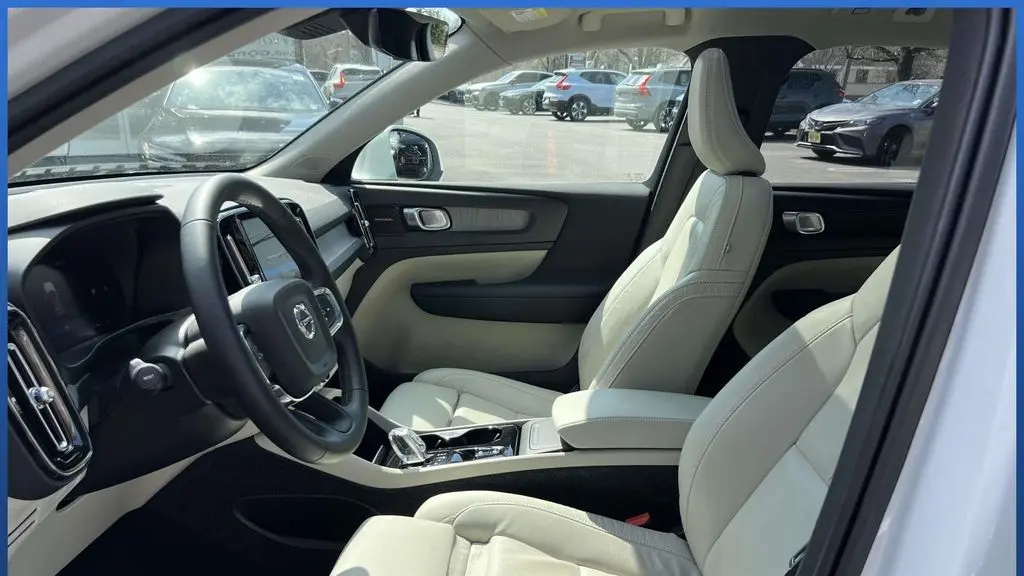 2023 Volvo XC40 B5 Plus Bright Theme