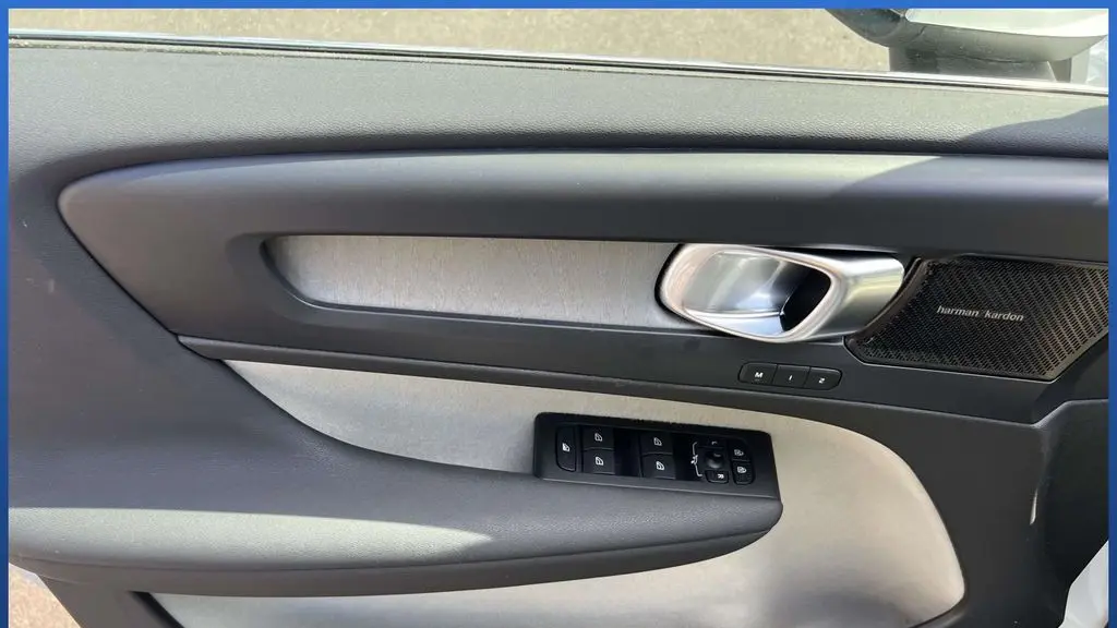 2023 Volvo XC40 B5 Plus Bright Theme