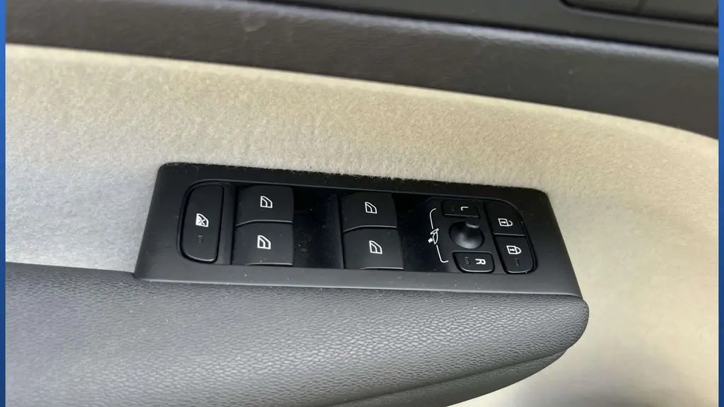 2023 Volvo XC40 B5 Plus Bright Theme