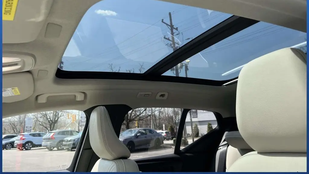 2023 Volvo XC40 B5 Plus Bright Theme