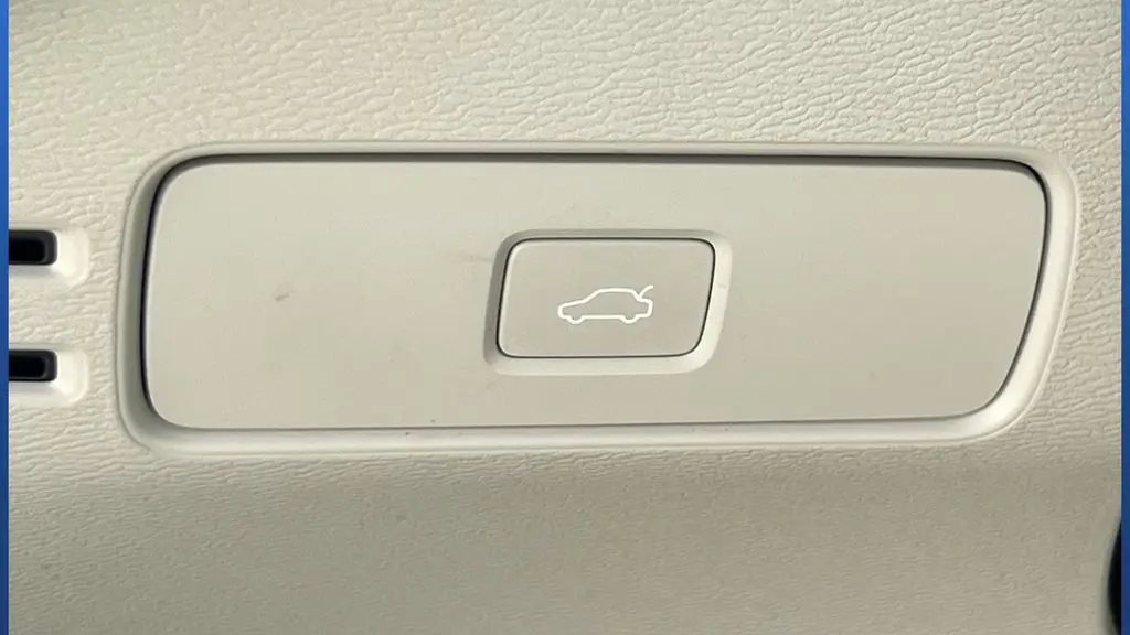 2023 Volvo XC40 B5 Plus Bright Theme