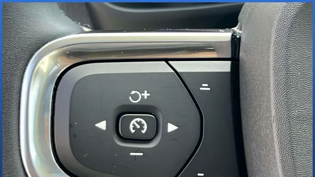 2023 Volvo XC40 B5 Plus Bright Theme