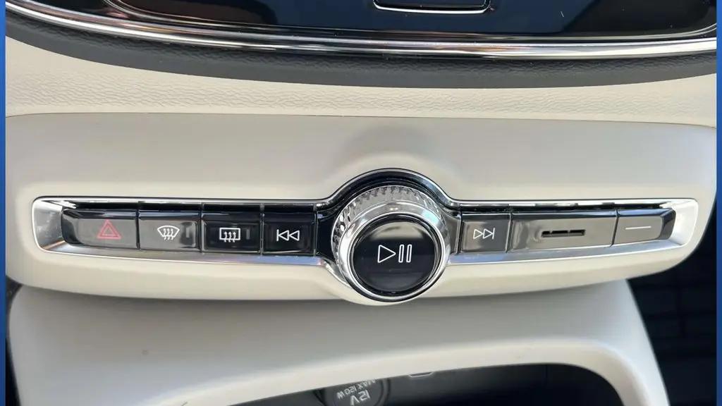 2023 Volvo XC40 B5 Plus Bright Theme