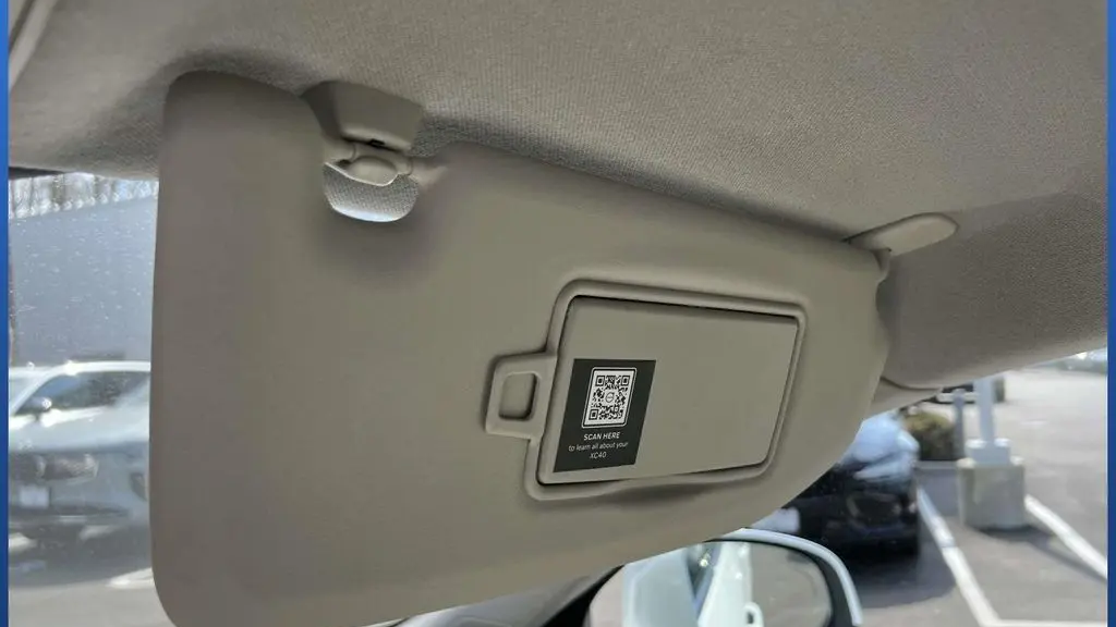 2023 Volvo XC40 B5 Plus Bright Theme