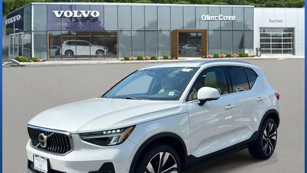 2023 Volvo XC40 B5 Plus Bright Theme
