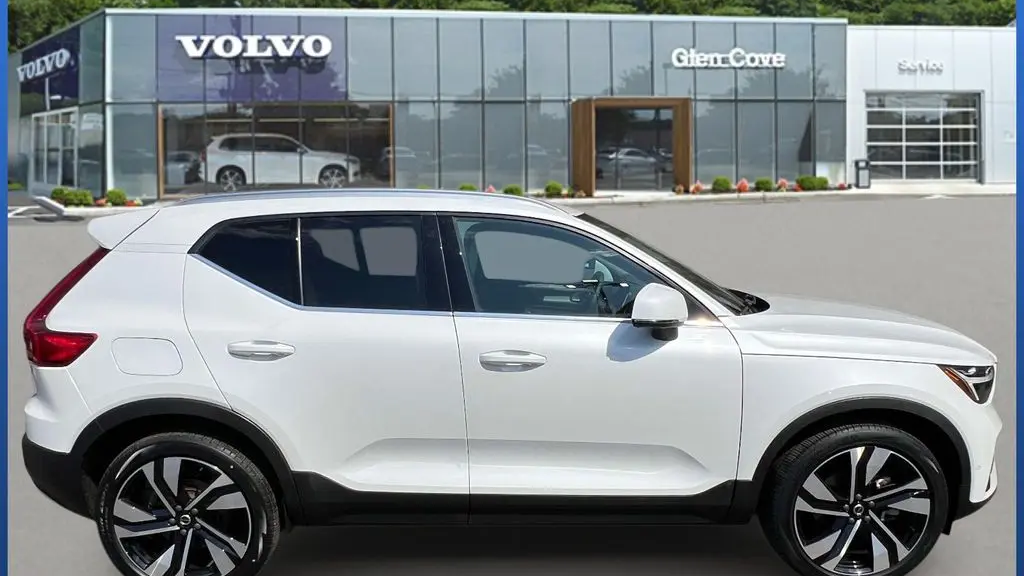 2023 Volvo XC40 B5 Plus Bright Theme