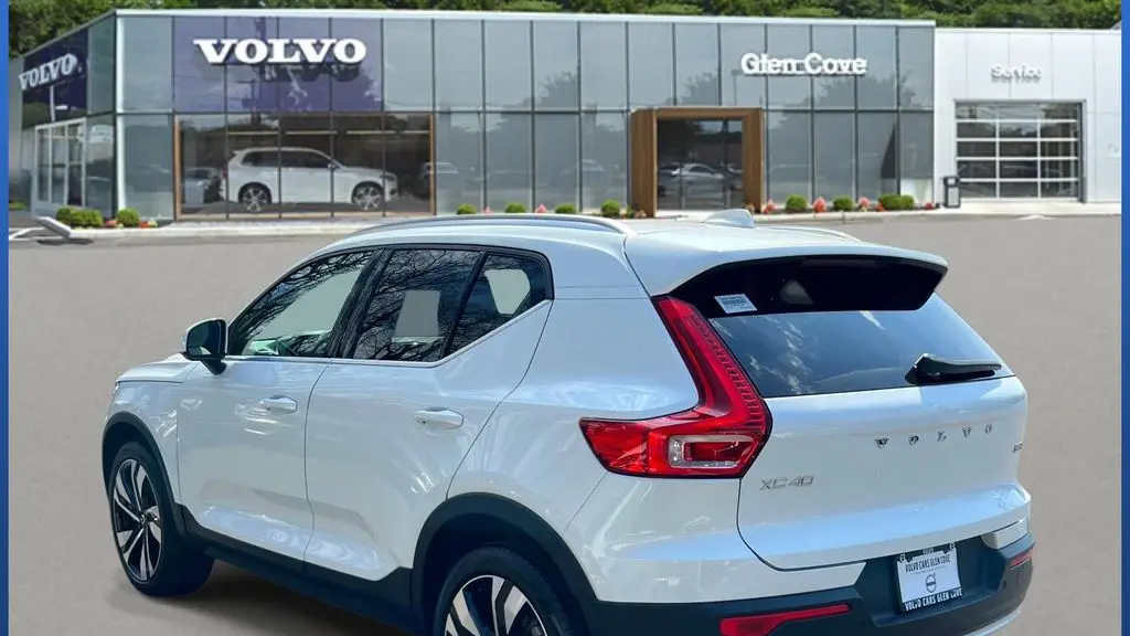 2023 Volvo XC40 B5 Plus Bright Theme