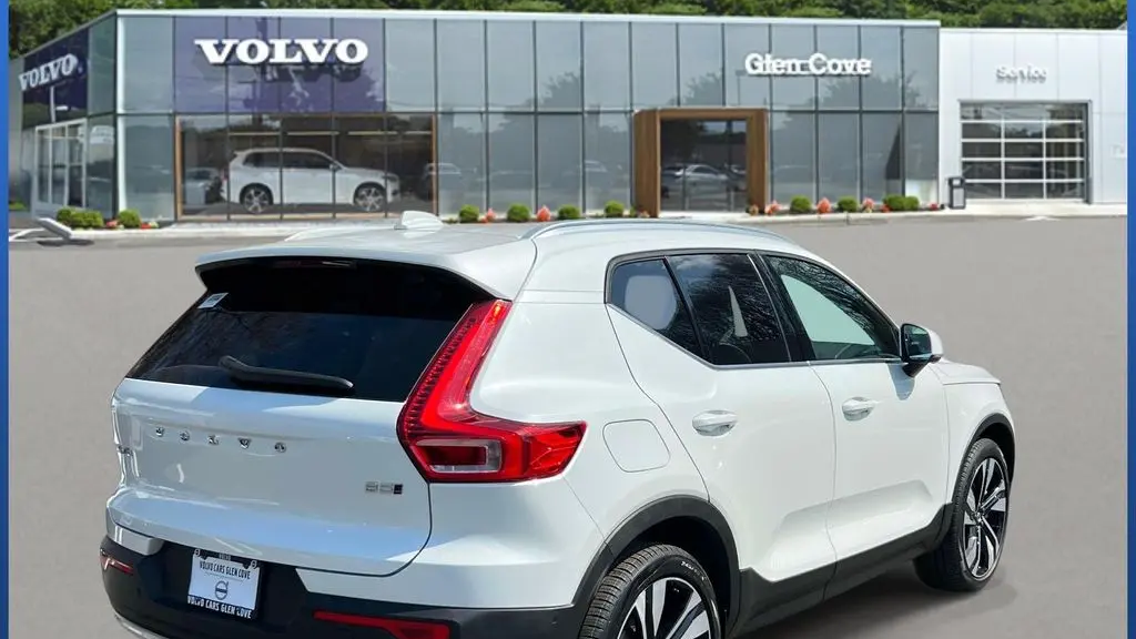 2023 Volvo XC40 B5 Plus Bright Theme