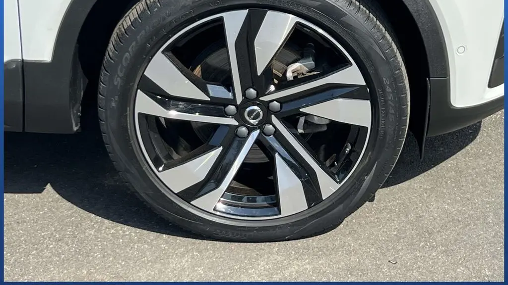 2023 Volvo XC40 B5 Plus Bright Theme