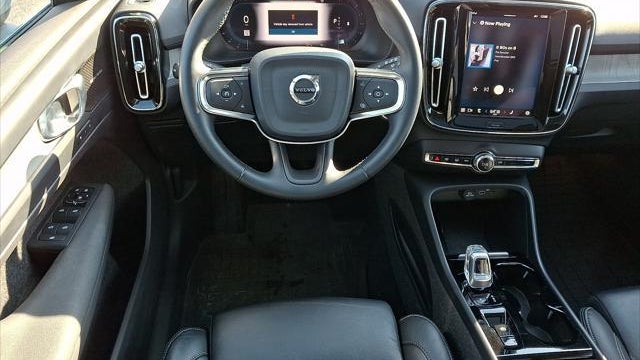 2023 Volvo XC40 B5 Plus Bright Theme